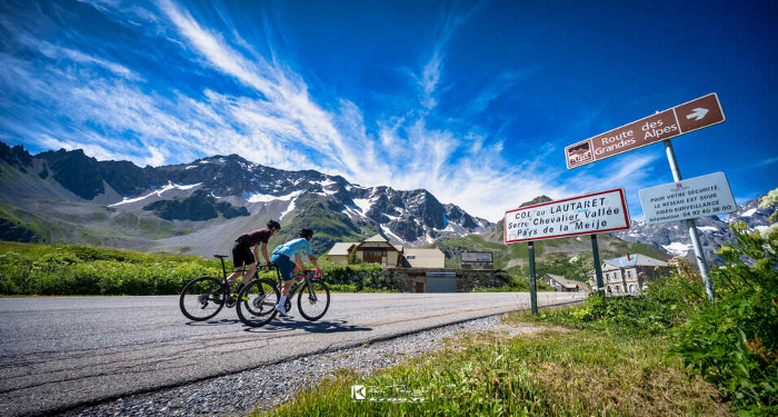 Cyclistes au col du Lautaret sur la Route des Grandes Alpes Remi Fabregue Agence Kros